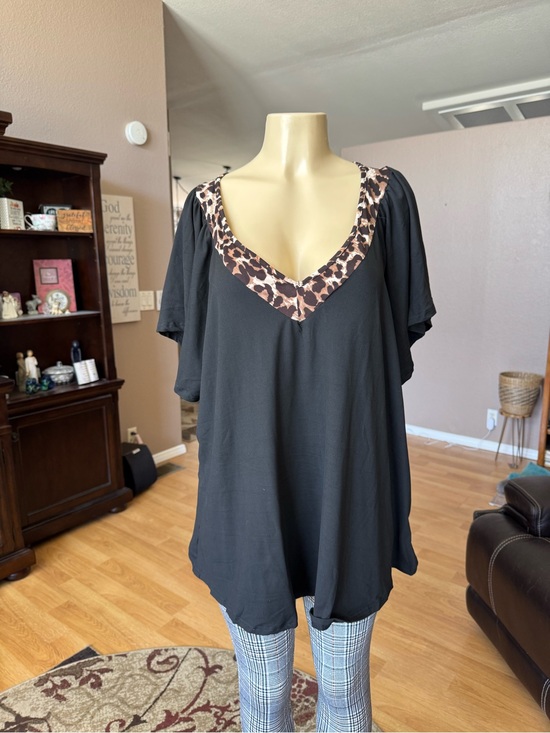 Boutique Tops - Boutique black short sleeve blouse w/leopard trim-size XXXL